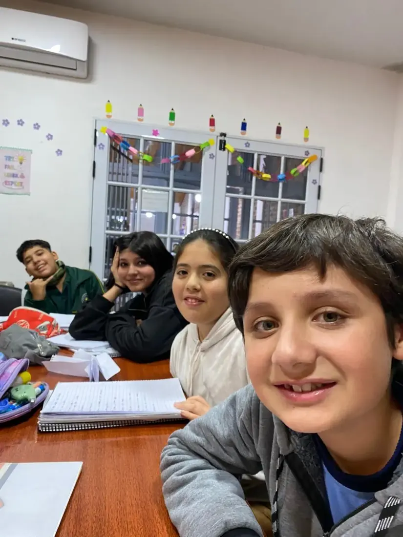 Chicos en clase de inglés presencial en Lomas de Zamora