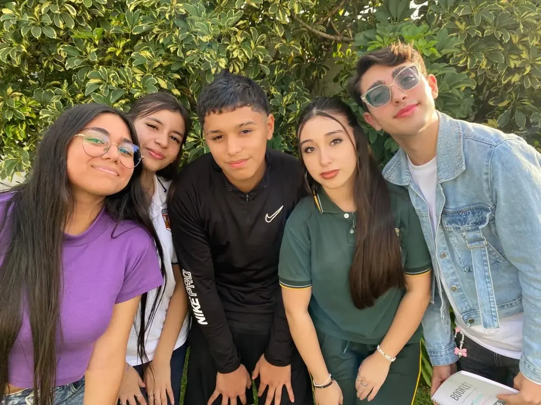 Adolescentes en clase de inglés presencial en Lomas de Zamora