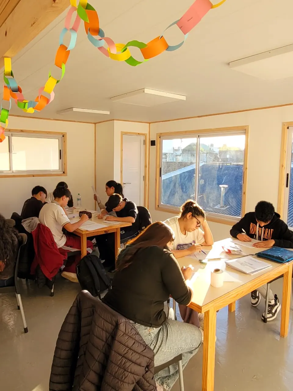 Adolescentes en clase de inglés Shield Centre