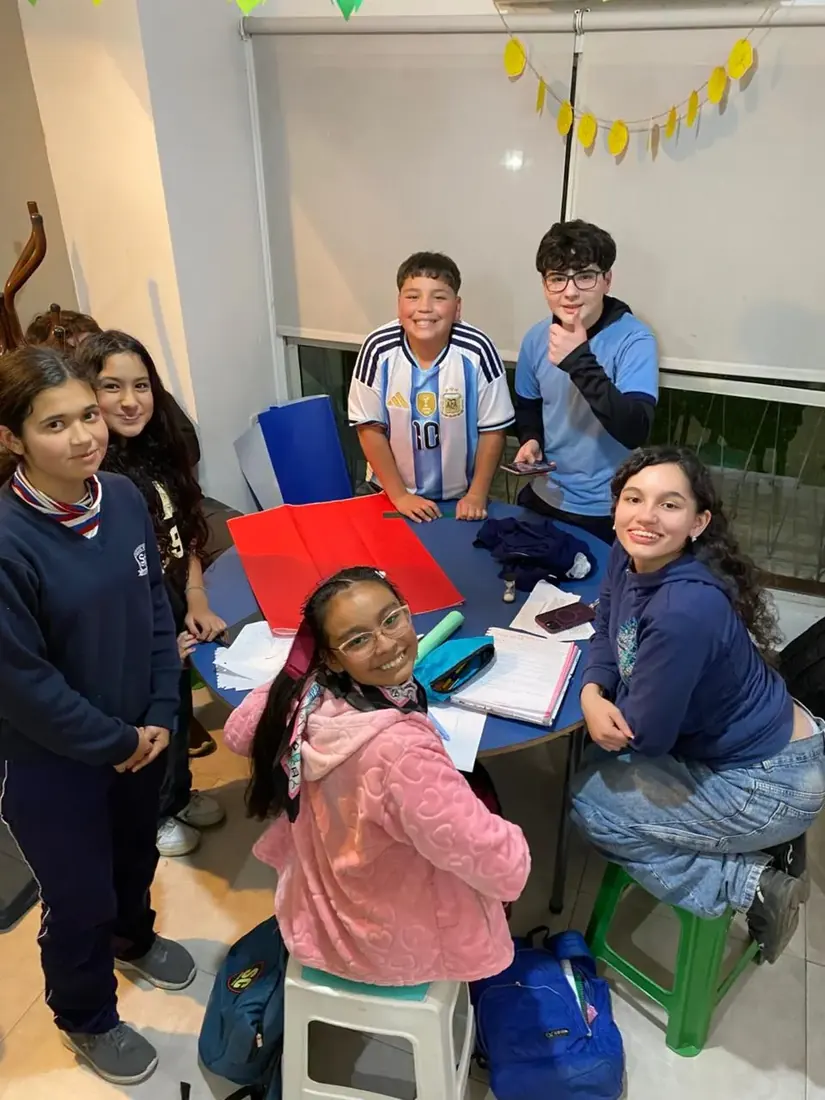 Grupo de chicos en clase de inglés presencial